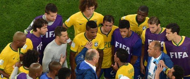 Luiz Felipe Scolari (centre) and Brazil players