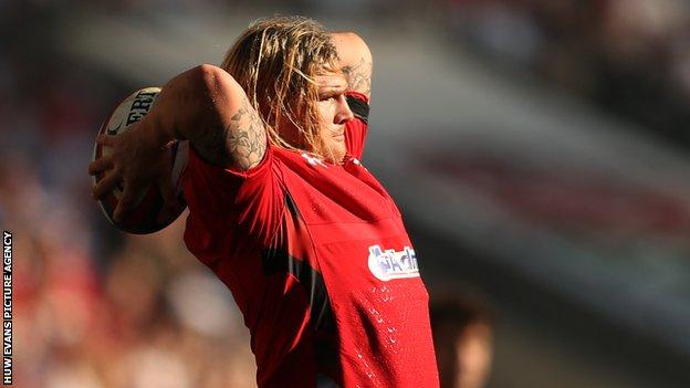 Wales hooker Richard Hibbard prepares to throw in at a line-out