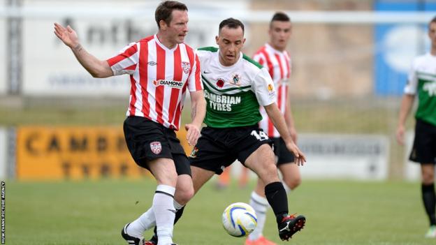 Aberystwyth Town’s Bari Morgan battles for the ball with Derry City’s Barry Molloy in the Europa League first qualifying round second leg at Park Avenue.