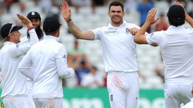 England celebrate a James Anderson wicket at Trent Bridge