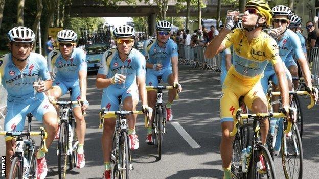 Vincenzo Nibali and Astana team-mates drink champagne at start of final stage