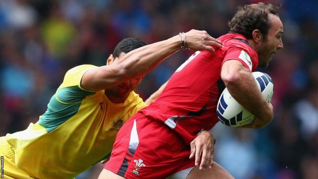 Wales' sevens team were denied a place in the semi-finals of the medal competition by a late Australia comeback at Ibrox.