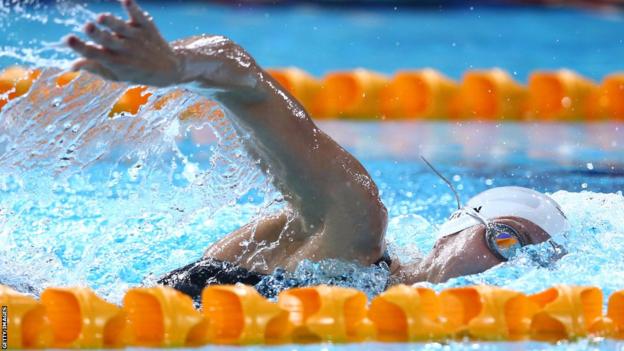 Jazz Carlin won her 800m freestyle heat comfortably and set a new Commonwealth Games record to qualify for the final.