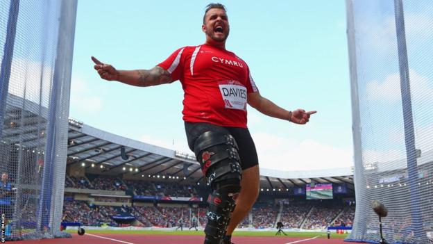 Team Wales captain Aled Sion Davies was edged out by England's Dan Greaves in the Para-sport F42/44 discus event.