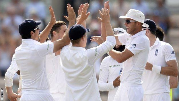 England celebrate after dismissing Murali Vijay