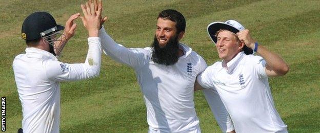 Sam Robson, Moeen Ali and Joe Root celebrate a wicket