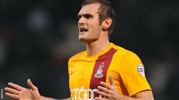 Bradford striker James Hanson scores a last-minute goal to clinch a dramatic victory over Coventry.