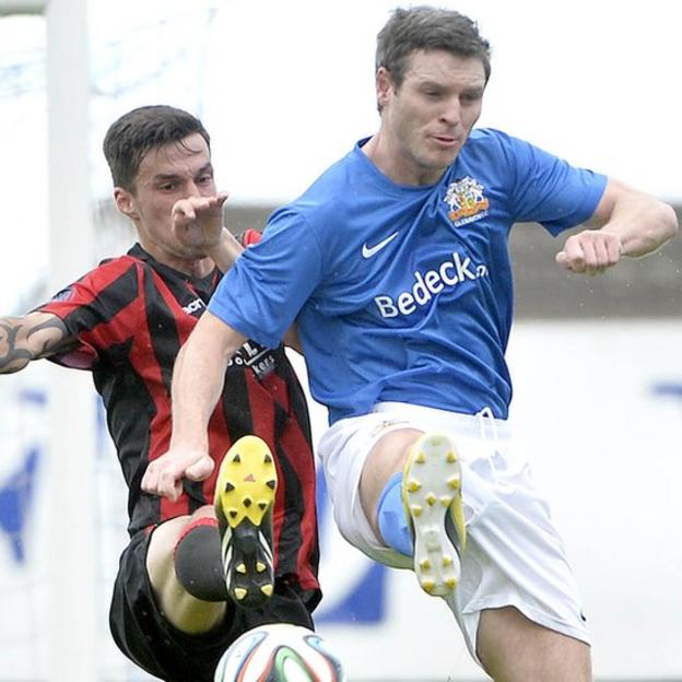 Declan Caddell of Crusaders battles for the ball with Kevin Braniff of Glenavon during the 2-2 draw at Mourneview Park