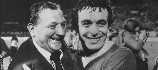 Bob Paisley embraces Ian Callaghan in 1977