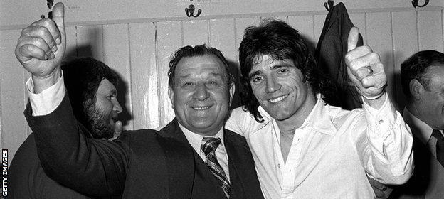 Bob Paisley and Kevin Keegan pose in the dressing room
