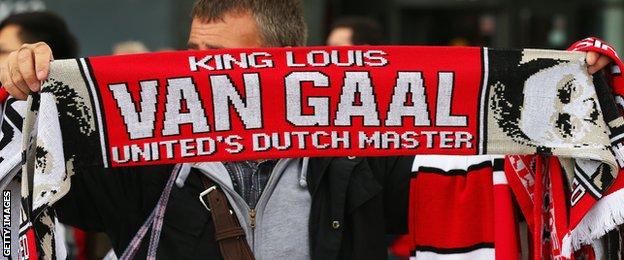 A Louis van Gaal scarf