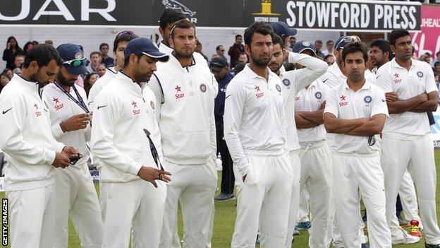 India look dejected after losing the final Test