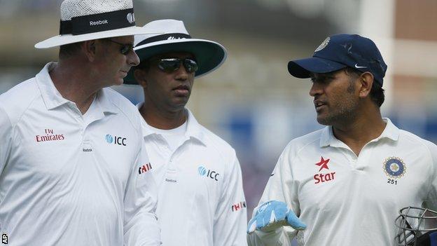 India captain Mahendra Dhoni (right)