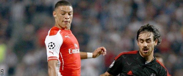 Arsenal's Alex Oxlade-Chamberlain went close to scoring a late winner