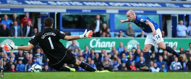 Steven Naismith of Everton scores the second goal during the Premier League match between Everton and Arsenal