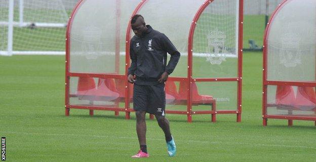 Balotelli trains at Melwood in Liverpool kit