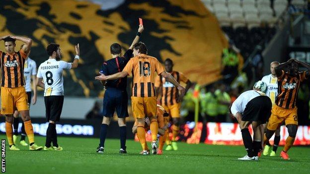 Yannick Sagbo is sent off for Hull