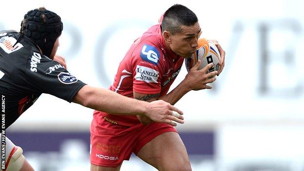 Centre Regan King has returned to Scarlets on a two-year deal