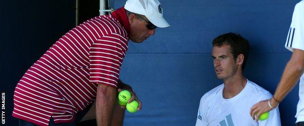 Andy Murray receives advice from Ivan Lendl
