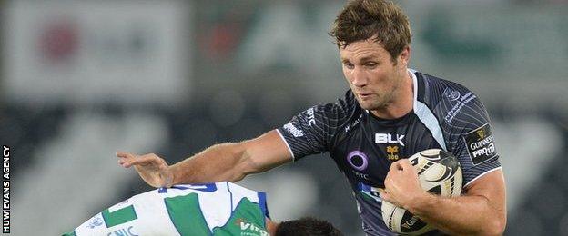 Andrew Bishops tries to beat Treviso's defence