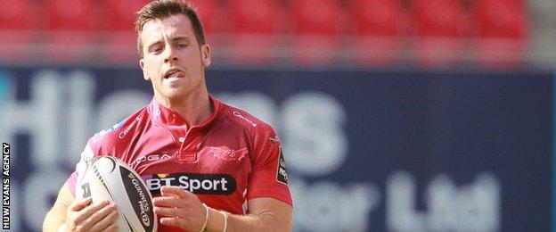 Gareth Davies on his way to the line