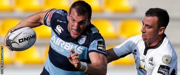 Sam Warburton goes past Luciano Orgquera