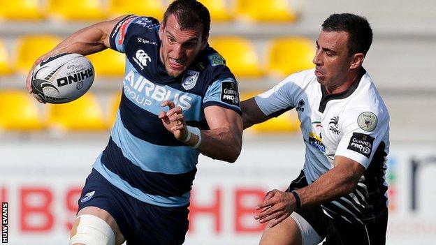 Sam Warburton holds off Luciano Orquera of Zebre