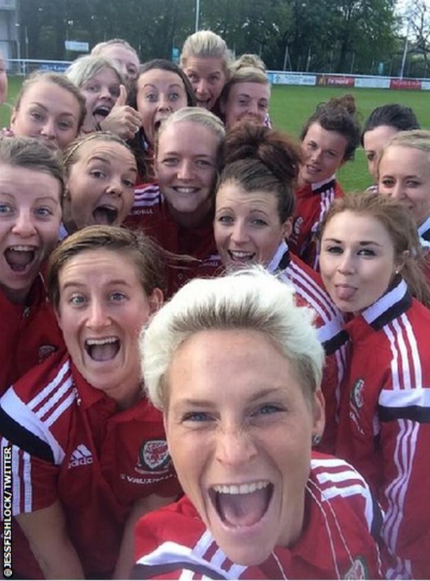 Jess Fishlock and Wales team-mates pose for a pre-match selfie