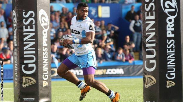 Niko Matawalu races in to score his second try for Glasgow