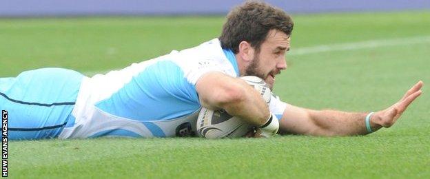 Alex Dunbar goes over early on for Glasgow