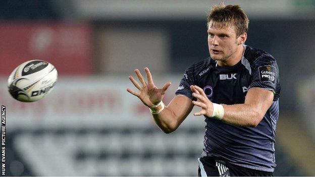 Dan Biggar take a pass for the Ospreys