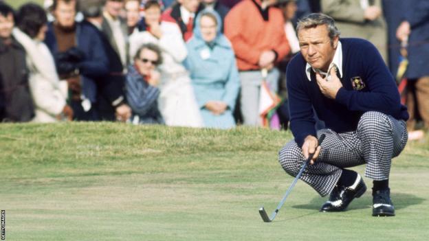 Arnold Palmer lining up a putt at Muirfield in 1973