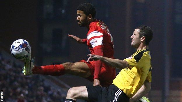 Leyton Orient's Jobi McAnuff (left) battles for possession of the ball with Sheffield United's Jamie Murphy