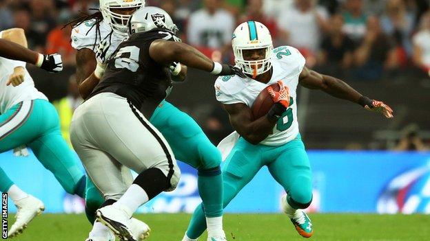 NFL: Miami Dolphins beat Oakland Raiders at sold-out Wembley - BBC