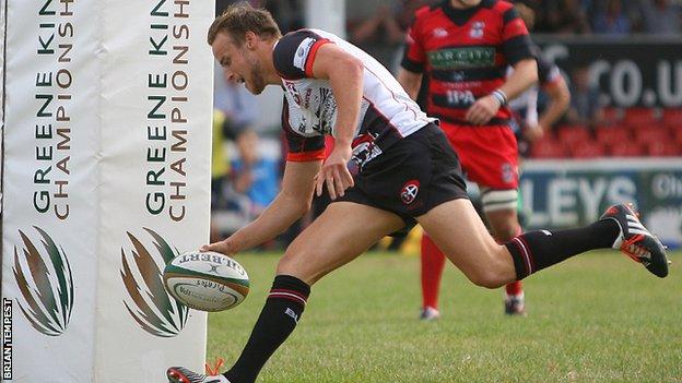 Tom Kessell scores for Cornish Pirates