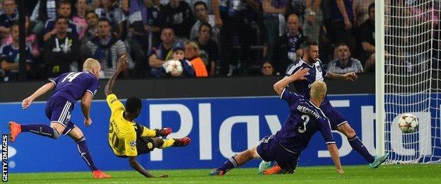 Adrian Ramos scores for Borussia Dortmund