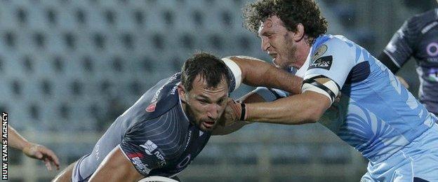 Joe Bearman takes on Mauro Bergamasco