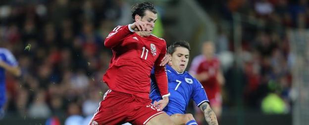 Gareth Bale (L) was marked by Everton's Muhamed Besic (R)