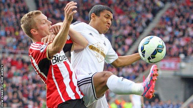 Jefferson Montero in action for Swansea against Sunderland