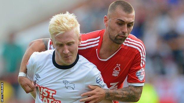 Nottingham forest's Jack Hunt (right) gets to grips with Derby County's Will Hughes