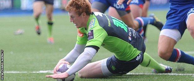 Rhys Patchell scores for Blues