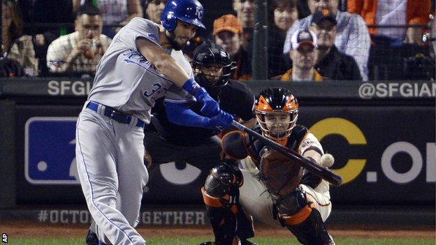Eric Hosmer drives in a run for Kansas City in the sixth inning