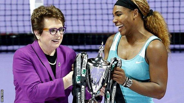 Billie Jean King presents Serena Williams with the trophy