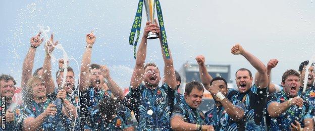 Dean Mumm lifts the LV= Cup