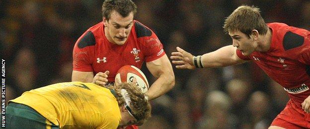Sam Warburton tackled by Michael Hooper
