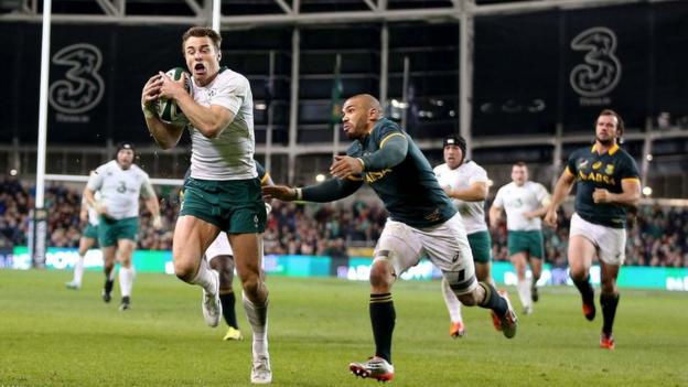 Tommy Bowe outpaces Bryan Habana to touch down in the corner as Ireland win 29-15 against the Springboks