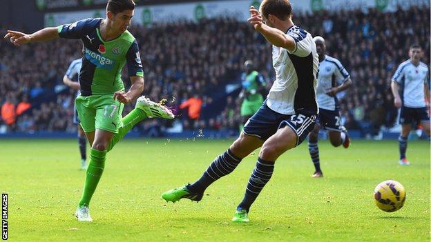 Swansea bate West Bromwich e segue 100%; Newcastle leva empate nos