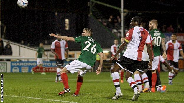 Andy Hunt gave Wrexham the lead at Woking just before half-time