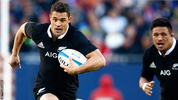 Dan Carter on the attack for the All Blacks against the United States Eagles