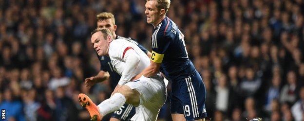 Darren Fletcher challenges Wayne Rooney